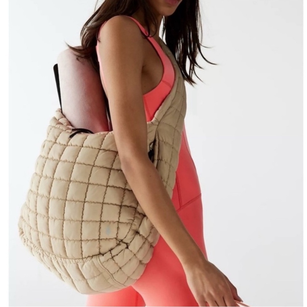 FP MOVEMENT CARRYALL QUILTED CREAM BAG GUC - Picture 3 of 5